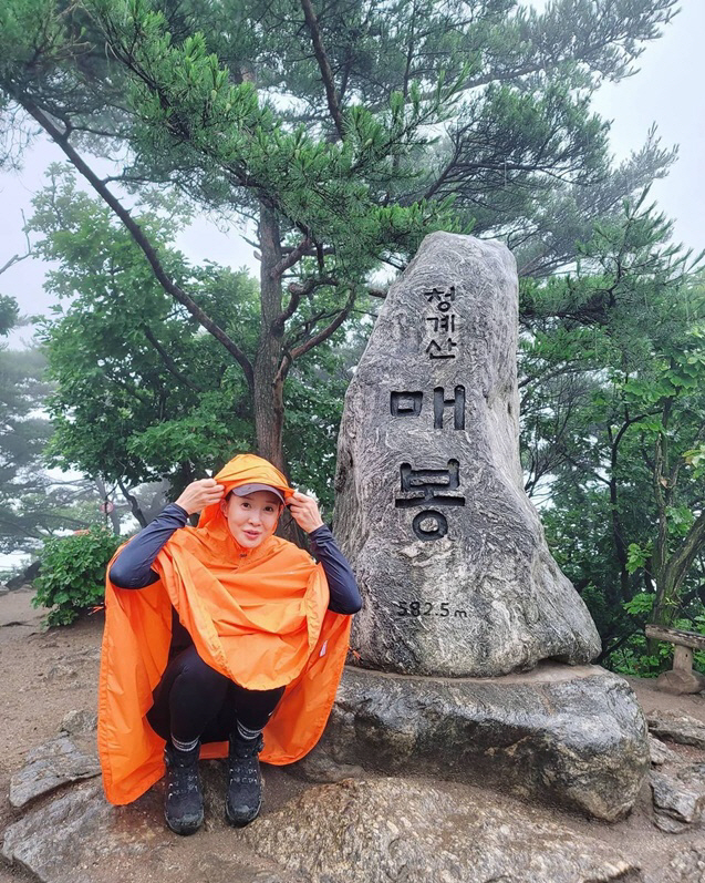 Actor Lee Si-young enjoyed Woojung MountainLee Si-young posted a photo on his instagram on the 10th with an article entitled Wooby avoided rain but more rain fell in the rain...#Cheonggyesan sauna #Wooby Mountain #Biony Better.Lee Si-young in the public photo is enjoying Mountain wearing a raincoat while a long contrast is falling.Lee Si-young, who left a certification shot at the top of Cheonggyesan Maebong, said, It rains too much.Meanwhile, Lee Si-young married Businessman in 2017 and has a son Jung Yoon.