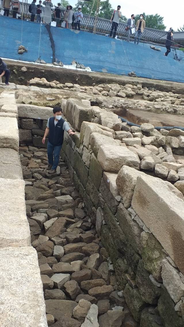 국립강화문화재연구소 관계자가 8일 경복궁 화장실 유구를 설명하고 있다. 손영옥 기자