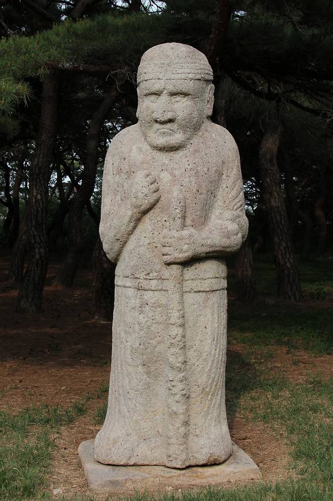 흥덕왕릉을 지키는 무인석상은 서역인이다. 조지부시 전 미국대통령을 닮았다.