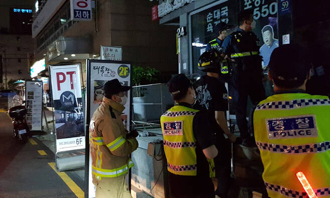 지난 9일 오후 11시50분쯤 영업이 의심되는 서울 강남구 역삼동의 한 무허가 유흥주점에 경찰과 소방 관계자들이 잠긴 문을 개방하고 있다. 수서경찰서 제공