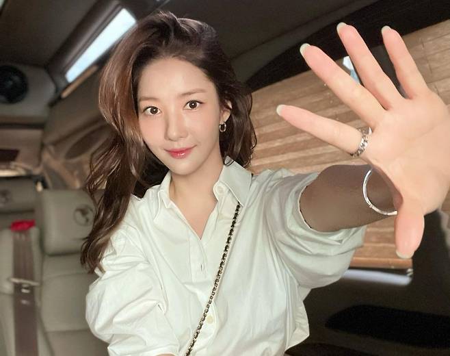 Actor Park Min-young has told us about the pretty recent situation.On the 10th, Park Min-young posted two photos on his Instagram with hand-shaking emoticon.In the photo, Park Min-young showed off her beautiful beauty with a variety of facial expressions in the car; naturally passing her coveted long hair, he completed her sophisticated fashion with shirts and pants.Park Min-young, who stared at the camera and stretched out his hand, attracted attention with his big eyes and beautiful smile. He also showed off his loveliness with his poor wink.Fans praised him for comments such as I fall in and out and I am so beautiful.Meanwhile, Park Min-young will appear on JTBCs new Drama, People in the Meteorological Administration: A Cruelty to Love in-house, scheduled to air in the first half of next year.