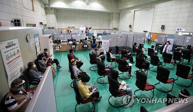 코로나19 백신 하반기 접종 본격화 (서울=연합뉴스) 임헌정 기자 = 신종 코로나바이러스 감염증(코로나19) 백신 하반기 접종이 본격화된 5일 오전 서울 강서구 가양동 강서구 예방접종센터에서 시민들이 화이자 백신을 접종받은 뒤 이상반응 여부 등을 살피기 위해 대기하고 있다. 2021.7.5 kane@yna.co.kr