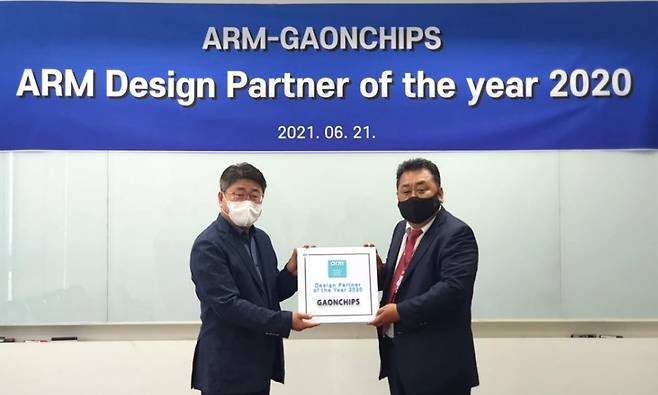 황선욱 Arm코리아 지사장(왼쪽)과 정규동 가온칩스 대표가 지난달 판교 가온칩스 사옥에서 베스트 디자인 파트너 선정 기념 촬영을 했다.