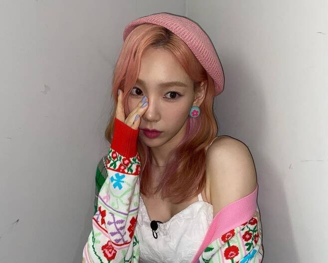 Singer Taeyeon showed off her adorableness with her Pink styling.On the 10th, Taeyeon posted several photos on his instagram with an article entitled Oh Weekend.In the photo, Taeyeon showed a Pink fairy in a pink hairstyle and a pink hat and a cardigan with a Pink emphasis.He also attracted attention with his two-murch style, wearing impressive glasses with beaded decorative rings.Taeyeon showed off her unique visuals that survived even in colorful colors.In that appearance, Girls Generation Choi Soo-young admired it as Hougang MRT Station Eye Huang MRT Station Perfect Weekend.Fans cheered with attractive and Weekend Tango.Meanwhile, Taeyeon is showing off a variety of charms by appearing on TVNs Amazing Saturday. She has been loved by her recently released single Weekend.