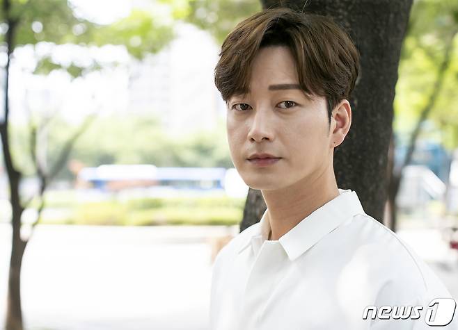 최근 종영한 tvN 토·일 드라마 '마인'에서 열연을 펼친 배우 이현욱이 서울 종로구 뉴스1본사에서 열린 인터뷰에 앞서 포즈를 취하고 있다. /뉴스1 © News1 김진환 기자