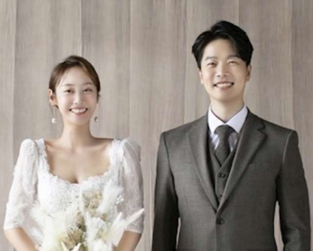 The daughter of Actor Yoon Da-hoon and the marriage of Actor Nam Kyeong-min, 34, and Yoon Jin-sik, 36, were Acted.On Wednesday, Yoon Da-hoon contacted his acquaintances directly and apologized, sending an article announcing the news of his daughters marriage Acting.The reason for the Acting is also the Corona situation.I am grateful to my acquaintances who have been very interested and congratulated on my big daughters marriage, said Yoon Da-hoon, who was fortunate to say, It is difficult to say hello.The situation is not enough to be married according to the governments guidelines, so I would like to act on the ceremony. I would like to express my sincere gratitude and my sincere gratitude. In addition, Yoon Da-hoon wrote, I will always say hello and I will say hello again when a good day is set.Initially, Nam Kyeong-min and his colleague, Actor Yoon Jin-sik, decided to raise the marriage ceremony at the L Hotel in Seoul Nonhyeon-dong at 5 pm on the 16th.Yoon Da-hoon appeared on MBC Everlon Video Star which was broadcast on the 6th, saying, I like drinking, and I have a really good drinking friend.I hope my son-in-law is good at personality, good at drinking, good at quickness, and good at detoxification. I hope I live as beautifully as I am now. However, as the Corona 19 suddenly spread again, the social distance was upgraded to four levels and inevitably decided to act the marriage ceremony.