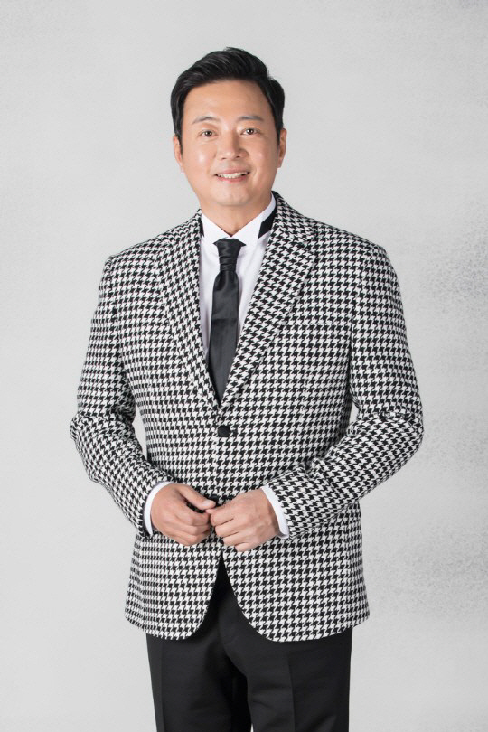 The daughter of Actor Yoon Da-hoon and the marriage of Actor Nam Kyeong-min, 34, and Yoon Jin-sik, 36, were Acted.On Wednesday, Yoon Da-hoon contacted his acquaintances directly and apologized, sending an article announcing the news of his daughters marriage Acting.The reason for the Acting is also the Corona situation.I am grateful to my acquaintances who have been very interested and congratulated on my big daughters marriage, said Yoon Da-hoon, who was fortunate to say, It is difficult to say hello.The situation is not enough to be married according to the governments guidelines, so I would like to act on the ceremony. I would like to express my sincere gratitude and my sincere gratitude. In addition, Yoon Da-hoon wrote, I will always say hello and I will say hello again when a good day is set.Initially, Nam Kyeong-min and his colleague, Actor Yoon Jin-sik, decided to raise the marriage ceremony at the L Hotel in Seoul Nonhyeon-dong at 5 pm on the 16th.Yoon Da-hoon appeared on MBC Everlon Video Star which was broadcast on the 6th, saying, I like drinking, and I have a really good drinking friend.I hope my son-in-law is good at personality, good at drinking, good at quickness, and good at detoxification. I hope I live as beautifully as I am now. However, as the Corona 19 suddenly spread again, the social distance was upgraded to four levels and inevitably decided to act the marriage ceremony.