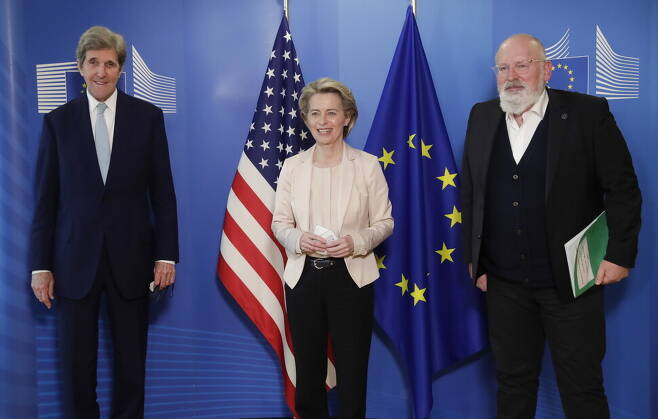 지난 3월9일 벨기에 브뤼셀을 방문한 존 케리 미국 기후 특사(왼쪽부터)가 우르줄라 폰데어라이엔 유럽연합 집행위원장, 프란스 티메르만스 유럽연합 수석부집행위원장을 만났다. EPA연합뉴스