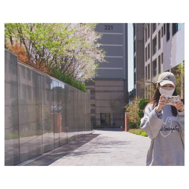 Na Hye-mi, did Eric Mun take a picture...Lovely recentThe daily routine of actor Na Hye-mi has been revealed.Na Hye-mi posted a picture and a picture on his 12th day in his instagram saying, I have a black spot, a white spot is salt.The photo shows Na Hye-mi enjoying a walk with Pet on the walkway in front of the house; looking from above, Na Hye-mi looks like a black spot and Pet looks like a white spot.Even in the scorching hot weather, Na Hye-mi is wearing a hat, mask and one-man: Na Hye-mi with her face covered, but beauty spews from the corners of her eyes.Meanwhile, Na Hye-mi appeared in the KBS2 daily drama Who Does It. Recently, Eric Mun and marriage four-year anniversary were released....and youre right.