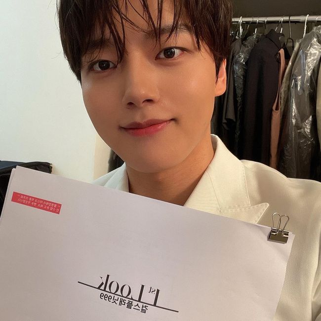 National Brother Actor Yeo Jin-goo has released a warm selfie.On the afternoon of the 12th, Yeo Jin-goo wrote to his instagram, Please love me a lot!!!!!# GirlsPlanet999 X #1stlook #9oogram and posted a picture.In the photo released, Yeo Jin-goo boasts a distinctive eyebrow and a distinctive eyebrow. His appearance, which is dressed in a clean white shirt and a subtle Smile, adds warmth.In the photos of Yeo Jin-goo, netizens are showing interest in the photos with affectionate comments such as My brother is cool, I am warm, I am healing in the face, I am a beautiful true story and Smile is a perfect heart.Meanwhile, Yeo Jin-goo played the role of a lieutenant in the Gyeonggi Provincial Police Agency in JTBCs Golden Monster, which ended in April.Yeo Jin-gooSNS