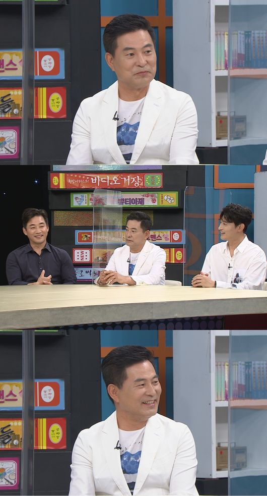 Video Star Actor Lee Han-wi discloses the public finance situation of Jeon No-Min.MBC Everlon Video Star, which will be broadcast on the 13th, will be featured as a special feature of Jeon No-Mins favorite random friend, while Jeon No-Min, Lee Han-wi, Won Ki-jun and Oh Seung-ah will appear to show off various attractions and talks.Lee Han-wi has appeared as a neighbour and longtime best friend of Jeon No-Min to shine a spot.Lee Han-wi is the oldest friend of the guests, and he continues to talk about Jeon No-Min and causes laughter.He made a bomb remark that Jeon No-Min is a good friend of the public finance situation of the Nomini with Mitam, who is doing a lot of calculations at a meal with his acquaintances, and said, I would like to reduce it a little.Lee Han-wi, who has been reborn as a luxury actor for more than 30 years after his debut, made a shocking statement that he is not the face of heaven with actors often called New Stiller in his work.He said, The colorful acting of actors is not a thousand faces but an excellent concentration. He seriously talked about his acting philosophy.Lee Han-wi also raised the curiosity of everyone by revealing that he was the dialect teacher of Yi Dong-hwi who made a connection with the movie National Theater.Lee Han-wi, who had a sense of mission in the movie set in The, had a special map for Yi Dong-hwi as well as a dialect range.In the broadcast, it will be released together with a surprise acting and an instant CF challenger with a delicious dialect.Actor Lee Han-wis full-sense talks will be held at Video Star at 8:30 pm on the 13th.