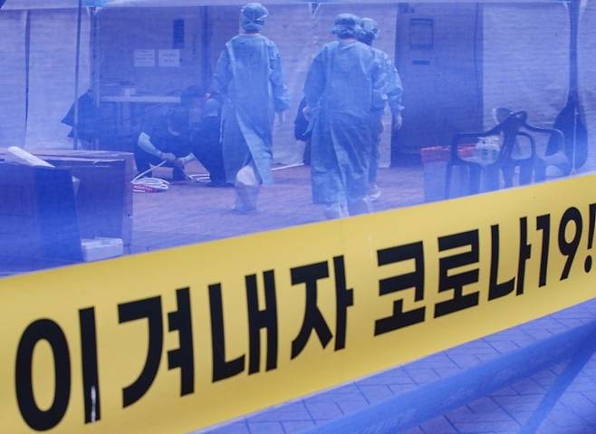 13일 서울 마포구 홍익문화공원에 설치된 코로나19 임시선별검사소에서 의료진이 검체 채취를 준비하고 있다. 연합뉴스