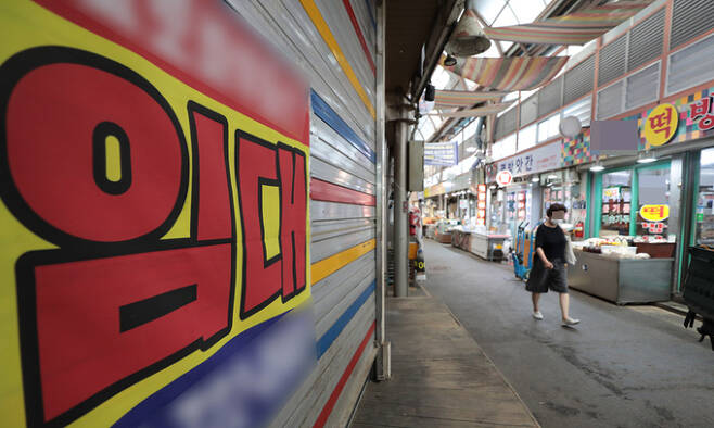 13일 서울의 한 전통시장의 폐업한 상가 앞에 붙은 임대 안내문. 뉴스1