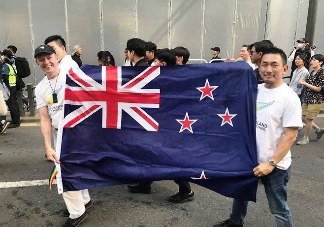 퀴어문화축제에 참석한 필립 터너 주한 뉴질랜드 대사(왼쪽)와 배우자 이케다 히로시 씨. ⓒ주한뉴질랜드대사관 제공
