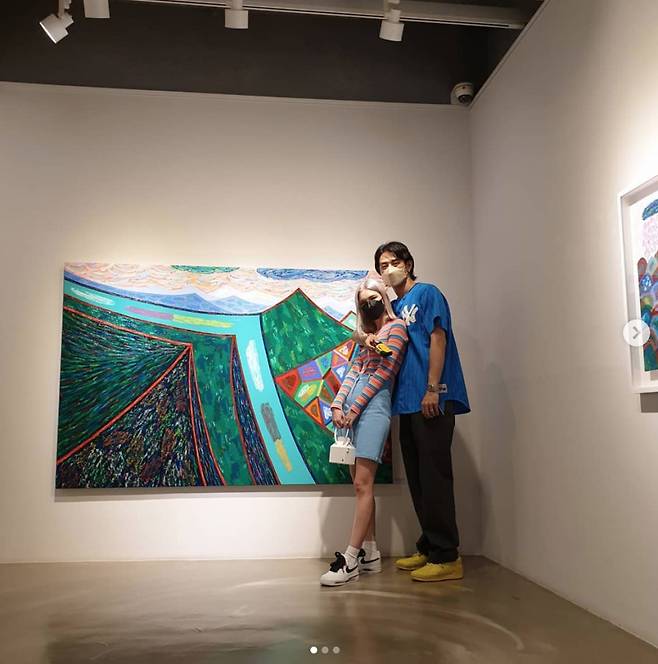 Kim Dong-won, a Western artist and also known as the mother of Beenzino, released a photo of two people on December 12, saying, Lovely Stephanie and Sung BinIm at the showroom, thank you and Im glad, he said.Beenzino and Stephanie Michova have been openly committed since 2015.The two men also unveiled their daily life through tvN On and Off in September 2020, and Beenzino gathered topics on January 1st by proposing to Stephanie Michova.