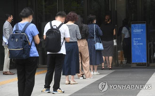 현대백화점 무역센터점 영업 재개 (서울=연합뉴스) 서명곤 기자 = 신종 코로나바이러스 감염증(코로나19) 집단 감염이 발생해 일주일 정도 휴점했던 삼성동 현대백화점 무역센터점이 영업을 재개한 13일 오전 고객들이 QR코드와 체온을 체크한 뒤 입장하고 있다. 2021.7.13 seephoto@yna.co.kr