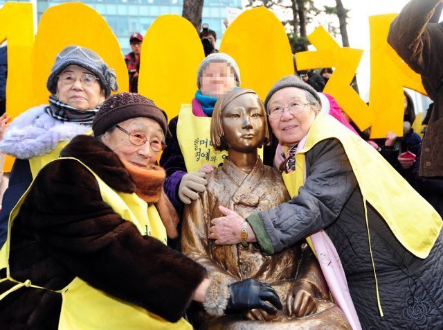 2011년 12월 14일 제1000차 수요시위에서는 시위가 열리는 서울 종로구 주한 일본대사관 앞에서 ‘평화의 소녀상’ 건립을 
기념하기도 했다. 앞줄 왼쪽에 고 김복동 할머니, 앞줄 오른쪽 길원옥 할머니, 뒷줄 왼쪽 고 김순옥 할머니. 제공=정의기억연대