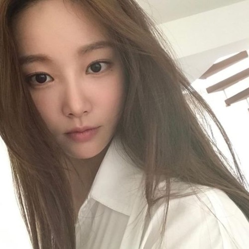 Yeon Woo, from Momoland, has emanated a chic charm.Yeon Woo posted a picture on his Instagram on the morning of the 14th.He then commented, A star.Inside the picture is his innocent selfie in a white shirt.With her long hair loosened, Yeon Woo boasted a pure visual, and made fans feel hearty with chic eyes.Yang Hye-ji, who saw this, said, It seems to be seeing me for a while, so I am a little embarrassed.