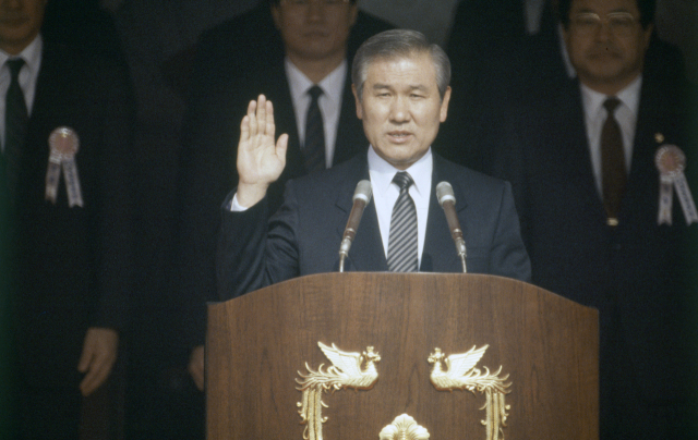 1988년 2월 25일 노태우 제13대 대통령이 국회의사당 앞 광장에서 취임선서를 하고 있다./연합뉴스