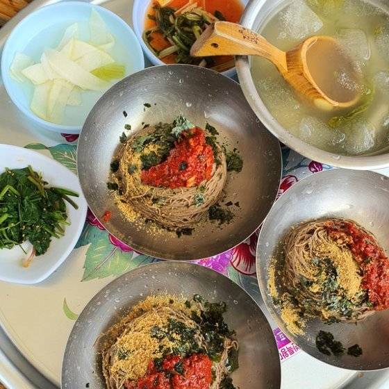 고성군 토성면에 자리한 동루골막국수는 100% 순메밀면을 쓴다. 사진 김윤정