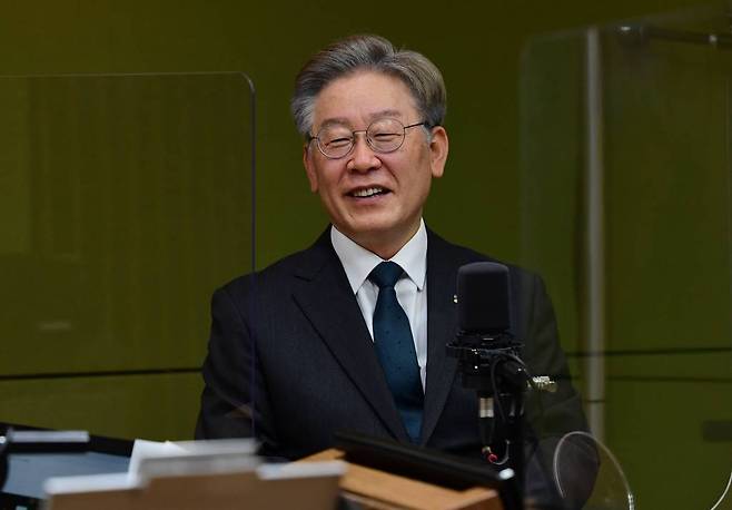 제20대 대통령선거 더불어민주당 예비후보자인 이재명 경기도지사가 이달 14일 오전 서울 양천구 CBS사옥을 방문, CBS라디오 ‘김현정의 뉴스쇼’ 에 출연해 김현정 앵커와 대화를 나누고 있다. / 사진제공=뉴시스