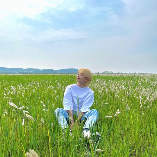 Group Seventeen Yoon Jeonghan opened a personal Instagram.On Friday, Yoon Jeonghan opened a personal Instagram account (Jonghaniyo_n) and posted an article entitled Hi ~ My Joy.The photo, which was released together, shows the image of Yoon Jeonghan posing in the background of clear sky, shining sunshine and blue grass.Yoon Jeonghan showed off her refreshing and fresh charm by wearing jeans on a white T-shirt with a rather large stomach.The figure of Yoon Jeonghan with long blonde hair is like a prince in Fairytale.Yoon Jeonghan wrote on Instagram Bio that Hello, Yoon Jeonghan will come to you occasionally.Meanwhile, Seventeen, which includes Yoon Jeonghan, achieved a quadruple million seller with her mini-8 album our Choice.