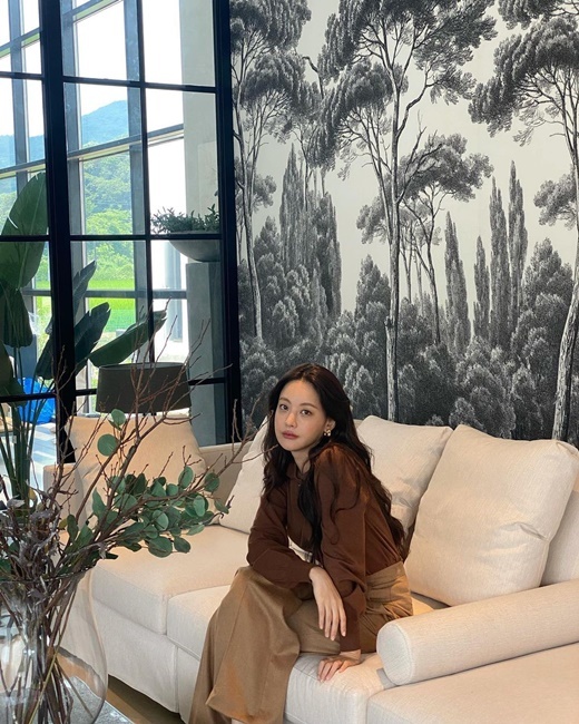 Actor Oh Yeon-seo shows off her early autumn fashionOh Yeon-seo posted two photos on his Instagram on the 15th with an article entitled Its already Autumn.The photo shows Oh Yeon-seo, who sits on a couch and poses with a rugged expression. Even from afar, the colorful features are admirable.The styling that smells like autumn is also noticeable.With a rich long wave hair, Oh Yeon-seo presented a classic mood with a Brown series of tone-on-tone styling (a styling method that colors with a difference of tone within the color).He caught his eye with a combination of long sleeved shirts and wide pants, emitting sophistication.On the other hand, Oh Yeon-seo played the role of Lee Min-kyung in the recently released Kakao TV web drama Crazy X of this area.