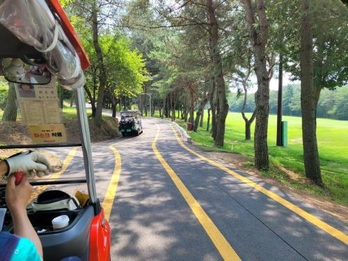 업다운이 심한 창원컨트리에 카트길을 만들고 라인까지 만들어 회원과 캐디의 만족도가 높아졌다.