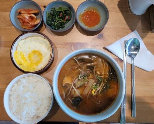 식음 외주를 하는 론푸드가 내는 국밥 메뉴는 가성비가 높아 인기다.