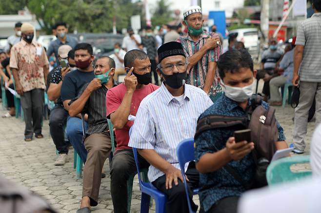 7월 15일 인도네시아 반다 아체에서 시민들이 중국산 시노백 백신을 접종하기위해 기다리고있다. 인도네시아는 지금까지 260만 명의 코로나 확진자가 나왔다./EPA 연합뉴스