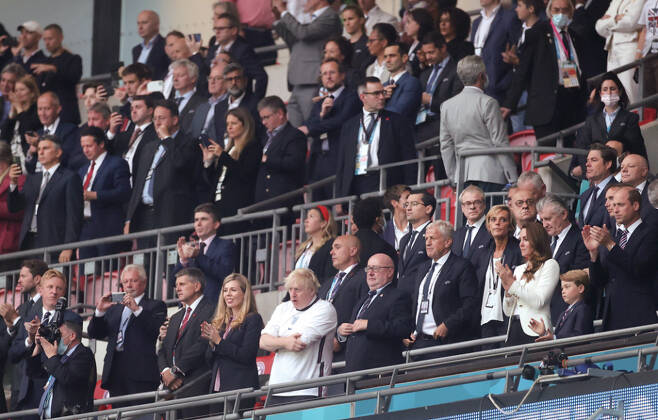 7월11일 영국 런던에서 열린 이탈리아와 영국의 UEFA 유로 2020 결승전에서 존슨 총리(가운데 흰옷)를 비롯한 영국 관중들이 마스크 없이 경기를 응원하고 있다.ⓒEPA 연합