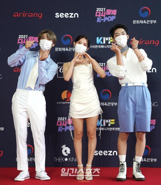 Singer Mi-yeon, Kevin the Minion and Jacob attend the 2021 Together Again K-POP Concert held at the SK Olympic Handball Stadium in Olympic Park, Songpa-gu, Seoul on the afternoon of the 17th and have photo time.