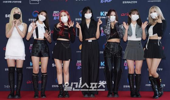 Group Dreamcatcher attends the 2021 Together Again K-POP Concert held at the SK Olympic Handball Stadium in Seoul Songpa District Olympic Park on the afternoon of the 17th and has photo time.