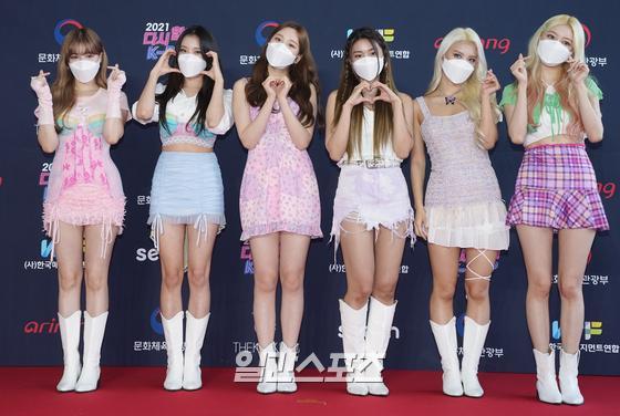 Group Momoland attends the 2021 Together Again K-POP Concert held at the SK Olympic Handball Stadium in Seoul Songpa District Olympic Park on the afternoon of the 17th and has photo time.
