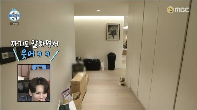 Jun Hyun-moo has unveiled a new home that has moved in.On July 16, MBC entertainment program I Live Alone was depicted as Jun Hyun-moo cleaning a new house.When the new house of Jun Hyun-moo was released, Kian84 was surprised that Why is the house so wide? I thought you put it down a lot, and Jun Hyun-moo said, I moved.The construction is less done, but I live here because I like it better than being in the main house. I went into the main house and did a hanok stay because I hated my mothers nagging.But the nagging has increased again because I talked about it. Jun Hyun-moo described the Interiors concept as a modern house with a sophisticated feeling of Whiteton Northern Europe.Through the white porch, I saw the living room, which was a messy place that was hard to see as a new house.Kian84 wondered, Did you do the Interiors? And Park Na-rae doubted his eyes, Are you in an empty house?This is more than ten days old, its a mess, but Im throwing it away a lot and cleaning up the house every day, Jun Hyun-moo said.Looking at the house full of flowers, Kian84 laughed, advising, My brother and his house do not fit in.