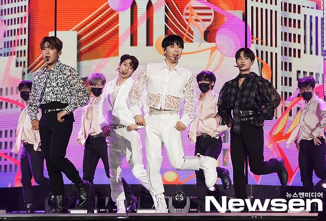 AB6IX is showing off a wonderful stage on the afternoon of July 17th at 2021 Together with K-POP Concert (K-Pop Concert).Photos offered: Korea Management Association