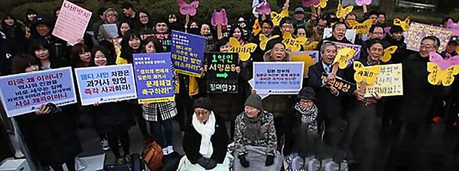 지난 2015년 2월 27일 당시 웬디 셔먼 정무차관은 워싱턴DC 카네기 국제평화연구소 세미나에서 "한·중·일 과거사 논쟁이 이해는 가지만 실망스럽다"면서 "정치지도자가 과거의 적을 비난함으로써 값싼 박수를 얻는 것은 어렵지 않다"는 등의 발언을 해 물의를 일으킨 바 있습니다. 사진은 지난 2015년 3월 4일 서울 종로구 주한일본대사관 앞에서 열린 제1168차 정기 수요집회에서 참가자들이 웬디 셔먼 차관의 발언에 항의하는 모습.