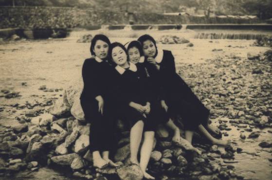 대구 구남여중 시절 수학여행을 간 추미애 전 장관(맨 오른쪽). 공부를 잘했던 추 전 장관은 우월반에 속해 저녁에도 학교에 남아 특별수업도 들었다고 한다. 추 전 장관은 "학교는 쉴틈을 주지 않고 공부를 시켰다. 다른걸 생각할 겨를이 없었다"고 말했다. 추미애 캠프