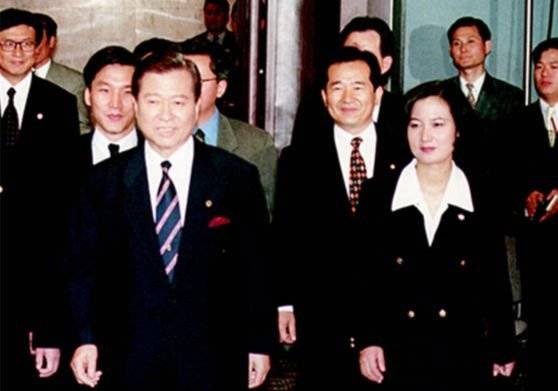 정치권 입문 후 김대중 전 대통령과 함께 걸어가는 추미애 전 장관. 정치권 입문 동기인 김민석 더불어민주당 의원, 정세균 전 국무총리(뒷줄 왼쪽부터)도 보인다. 추미애 캠프