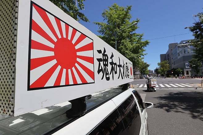 18일 도쿄 하루미 지역 올림픽선수촌 인근 도로에서 극우단체가 차량을 이용해 확성기 시위를 하고 있다. 장진영 기자