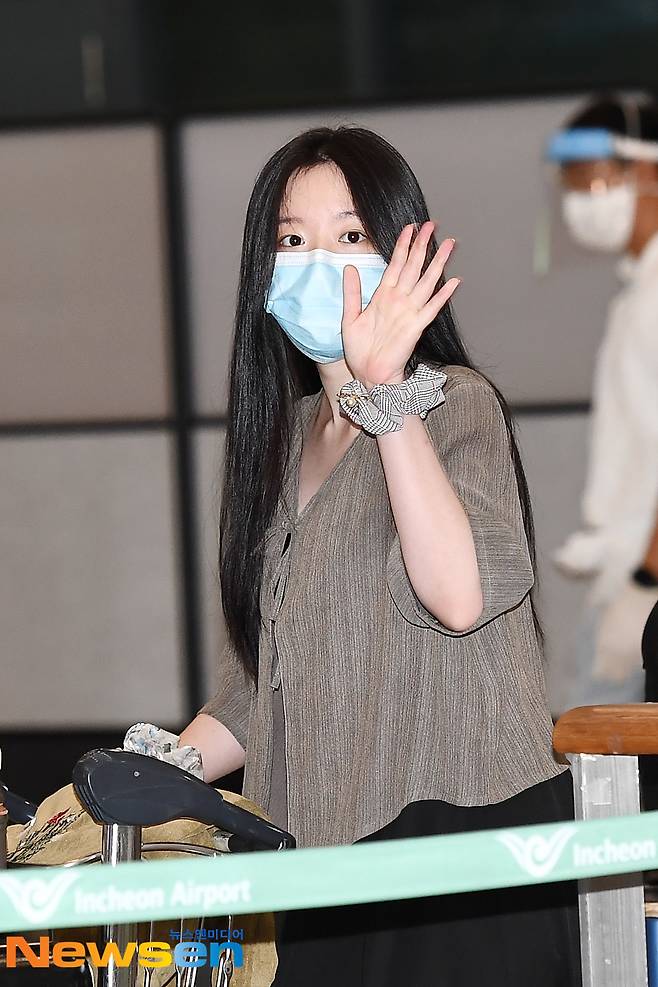 Woman) Children (G)I-DLE) member Yeh Shu Hua (SHUHUA) arrives in Taipei, Taiwan after finishing her schedule at the Incheon International Airport in Unseo-dong, Jung-gu, Incheon, on the afternoon of July 18.