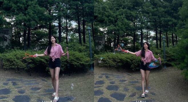 Actor Im Soo-hyang has attracted attention by revealing his daily life in Soap Bubbles play.Im Soo-hyang posted photos and videos on his Instagram on the 18th with an article entitled Soap Bubbles go!The photo shows Im Soo-hyang playing Soap Bubbles outdoors surrounded by trees.Im Soo-hyang, who is showing off the perfect ratio of 11-legged legs by matching short pants with a pink color shirt, disarms the viewer with an innocent Smile.Meanwhile, Im Soo-hyang met with fans last year with MBC Drama When I Was the Most Beautiful.