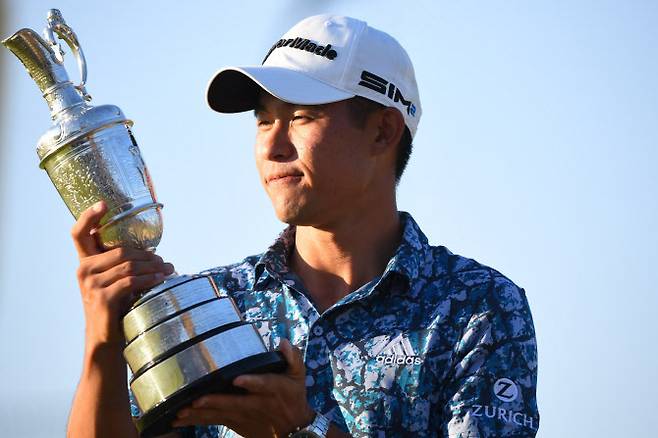 콜린 모리카와가 디오픈에서 우승한 뒤 흐뭇한 표정으로 트로피를 바라보고 있다. (사진=AFPBBNews)