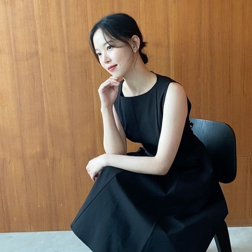Actor Kang Han-Na showed off his Elegance visuals.Kang Han-Na posted a video on his Instagram on the 19th without any special article.The video showed Kang Han-Na sitting in a chair and posing naturally.It is Kang Han-Na, which boasts an elegance and beautiful appearance with a long dress with a neatly tied head and a neat design.In particular, the black dress emphasized the luxury with its understated design, along with his overwhelming visuals, revealing white skin, large eyes, and cute dimples.On the other hand, Kang Han-Na appeared in the TVN drama The Falling Living which recently ended.