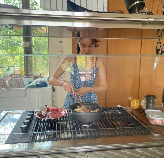 Actor Gong Hyo-jin reveals his daily routine of being infatuated with cookingOn the 19th, Gong Hyo-jin posted a picture on his personal instagram with an article entitled Stay Home Care.In the open photo, Gong Hyo-jin is enthusiastic about making dishes at Kitchen, which reminds me of a luxury restaurant.Various cookware catches the eye on the large gas range that experts can use.Especially, Gong Hyo-jin, who is wearing a body dress, is a fashionista, so he showed off his extraordinary visuals during cooking and is still impressive.Fans who have seen this are responding to What is not good at cooking, It is so good to cook, Is it finally factory money? And I want to eat my sisters cooking.Meanwhile, Gong Hyo-jin is taking a break after the end of the KBS drama Around Camellia Flowers, which was broadcast in 2019, and is reviewing his next work.Recently, he appeared in TVN entertainment House with Wheels 2 and conveyed his welcome recent situation.Gong Hyo-jin SNS