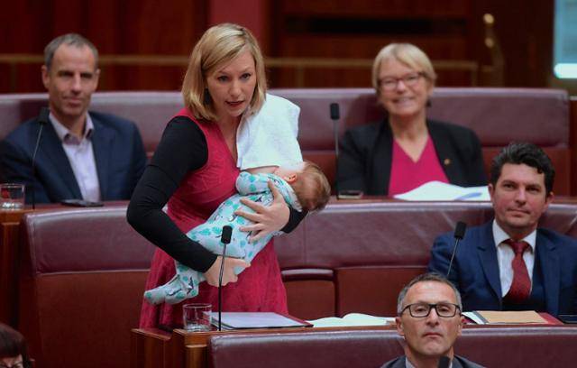 2017년 6월 호주 연방의회 본회의장에서 라리사 워터스 상원의원이 생후 3개월 된 딸을 안고 모유 수유를 하면서 법안을 발의하고 있다. 그는 국회 회의장에서의 모유 수유를 허용하자는 법안 제정을 주도했다. 법안이 통과되자 첫 번째로 의회에서 젖을 물린 의원이 됐다. 로이터 연합뉴스