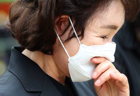 고(故) 박원순 전 서울시장의 1주기 추모제가 열린 지난 9일 서울 종로구 조계사 대웅전에서 부인 강난희 씨가 추모제를 마치고 슬픔에 잠겨 있다. 뉴스1