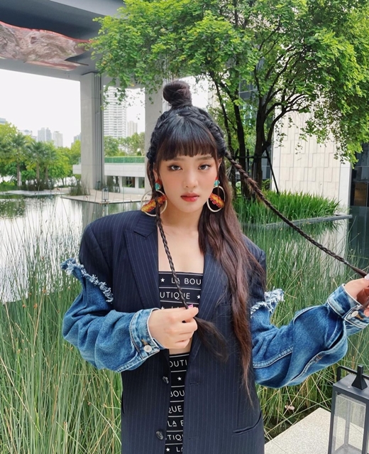 Group (G) I-DLE member Minnie showed off her colorful fashion sense.On the 20th, Minnie posted a number of photos on his personal Instagram with an article entitled One more. Hihihihineberbermer?The photo shows Minnie in various poses.Minnie paired the same pattern of tank tops and skirts, revealing sleek legs, especially the hairstyle that highlights Minnies hip style.He gives a point with a big earring and boasts a unique sense.Also on the finger is an accessory reminiscent of a cone-shaped Confectionery, which catches the eye: Minnie, who has a unique styling and admiring fans.Seeing this, (G)I-DLE member Mi-yeon posted a comment saying: Minnie thought!!!!The netizen also responded such as What do you think of the goddess Minnie, I want to see the best cute Minnie and Huck Ring is like a perfect confectionery.