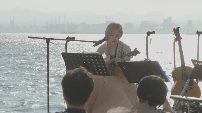 Rosé painted Pohang Sea with heartfelt songsAt JTBCs Wishing Sea, which will be broadcast at 9 pm on July 20, Rosé, who joined as a music alba student, will show a fantastic live stage from his first Platter.Last week, Rosé, who was loved by Pohang for his singing skills and lovely dishwashing fairy reminiscent of Maldives, finally begins his first day with his members.Rosé, who entered the bar, was excited that it is so good and beautiful here and (Sea) water is too transparent.Rosé, who was excited to look around the bar, expressed tension when the opening time approached, saying, Platter is too nervous to try for the first time.So Suhyun and Dong-wook cheered, We did it yesterday, Rosé can do well, and Onew showed his aspect as a senior at Platter, telling him about his sales know-how.Rosé, who started his first Platter in his life with the help of these members, naturally melted into Bar, which he hoped to do his best, and expressed his feelings that he would never forget this moment for a lifetime.The peaceful atmosphere also began to blow a strong sea breeze at the bar for a while, and there was a embarrassing situation in the kitchen where raspberry makgeolli burst.However, even in this unexpected situation, Rosé attracted attention with his extraordinary presence, taking care of his guests as well as his members.Rosés first stage, which was later presented as a music alba student, captivated everyones eyes and ears.Rosé filled the scene with guitar playing directly to Paramores song, which was evaluated as Maldives at the time of pre-practice, and it inspired the admiration of all those who watched with the unique tone and deep emotion that blended with the beautiful scenery of the daytime sea.