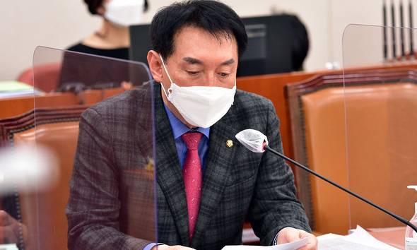 국민의힘 김석기 간사가 지난 2월 8일 서울 여의도 국회에서 열린 외교통일위원회 전체회의에서 정의용 외교부 장관 인사청문회 경과보고서 채택과 관련 발언을 하고 있다.